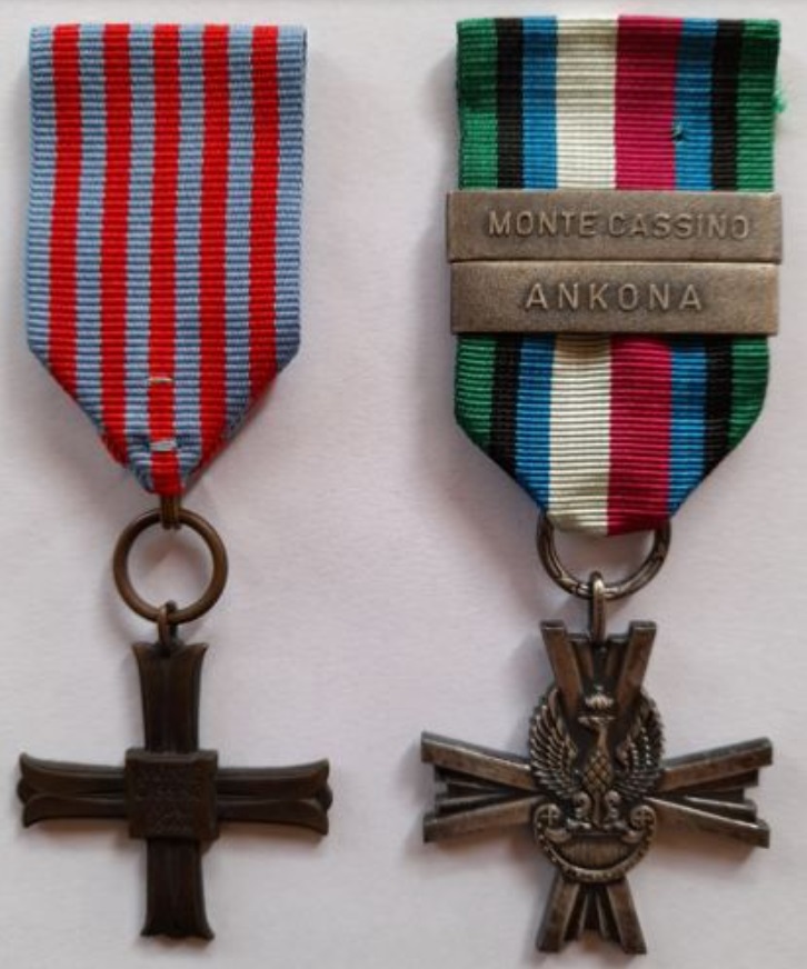 Krzyż Pamiątkowy Monte Cassino i Krzyż Czynu Zbrojnego PSZZ za Monte Cassino i Ankonę (zbiory K. Piotrowski). Generał Władysław Anders odznaczył Krzyżami Virtuti Militari i Monte Cassino następcę włoskiego tronu ks. Umberto [ostatni król Włoch Umberto II di Savoia], który przekazał Krzyże na grób nieznanego żołnierza na Monte Cassino [przyp. autora].