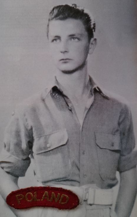 Carmine (Mino) Pecorelli, najmłodszy żołnierz 111. KOM w mundurze 2. Korpusu Polskiego. Widoczny fragment POLAND-a na prawym przedramieniu. W prawej kieszeni koszuli widoczny zarys PAY BOOK’a. Fotografia wykonana w 1944 r. (zbiory Rosita Pecorelli). Pecorelli urodził się w 1928 r. w Sessano del Molise pod Isernia. W 1944 r. odznaczony został przez gen. Andersa Brązowym Krzyżem Zasługi z Mieczami [przyp. autora].
