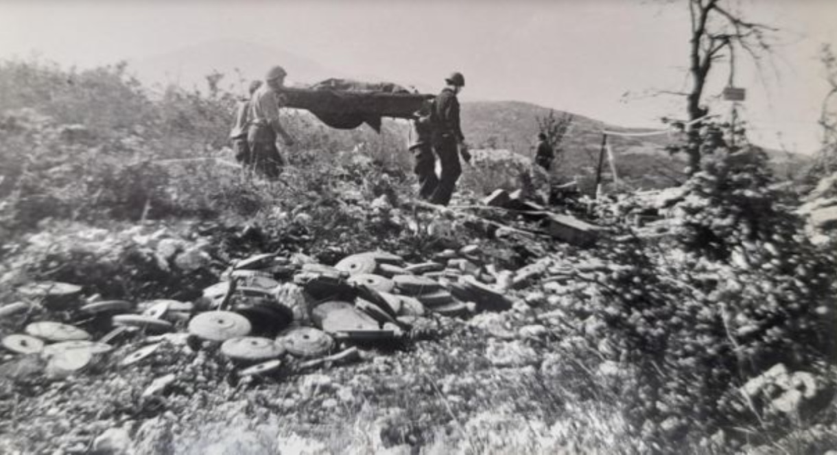 Włoscy żołnierze na Monte Cassino znoszący poległych z 5. Kresowej Dyw. Piechoty. (zbiory K. Piotrowski)