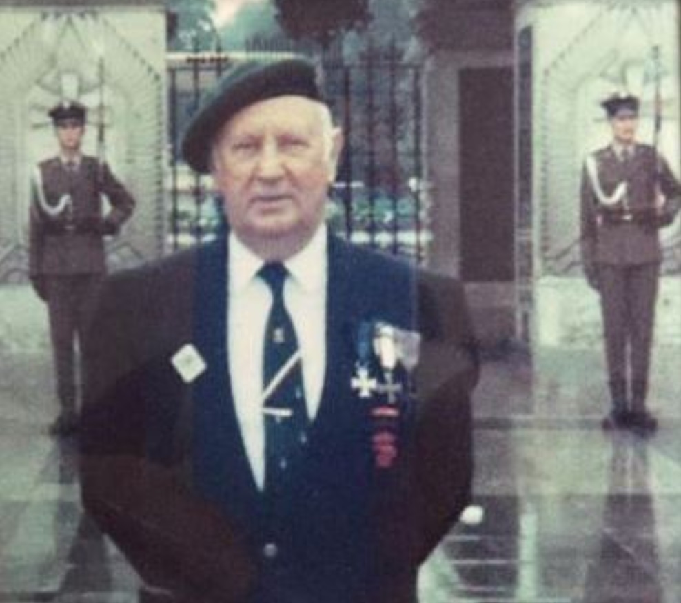 Zbigniew Z. Piątkiewicz przy Grobie Nieznanego Żołnierza w Warszawie w latach 80. Zwracają uwagę odznaczenia-Krzyż Srebrny Orderu Wojennego Virtuti Militari, dwukrotnie nadany Krzyż Walecznych, Krzyż Pamiątkowy Monte Cassino oraz noszenie zielonego beretu i oznak commando. (zbiory Jerzy Piątkiewicz)