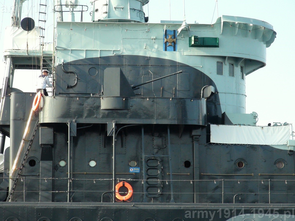 4. ORP Błyskawica, nadbudówka dowodzenia. Za lufą działa widoczna przynitowana prostokątna blacha, gdzie pierwotnie i przez okres wojny znajdował się właz (dla laika drzwi) do korytarza w nadbudówce.