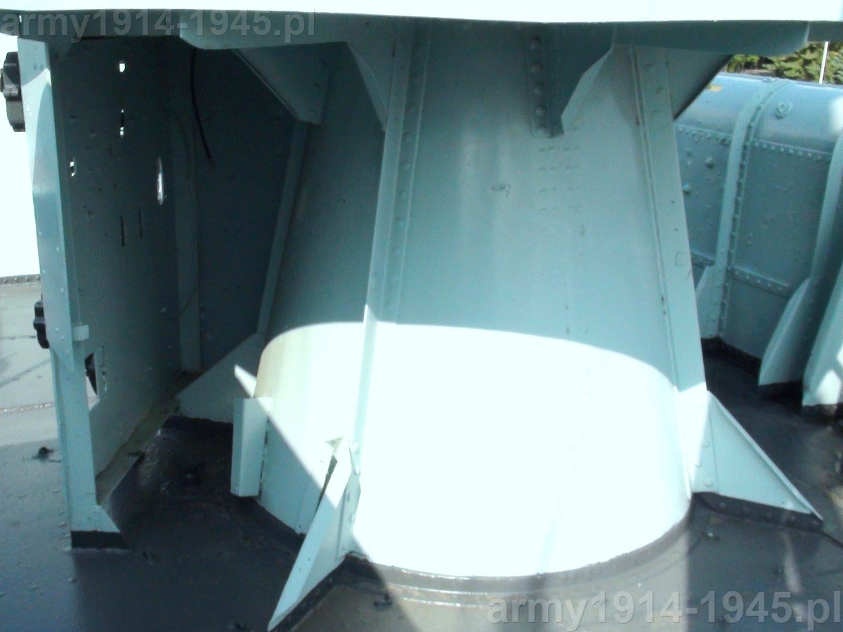 78. ORP Błyskawica, faktycznie dalocelownik stoi jak gdyby na "kurzej stopce". Widok od tyłu od lewej burty. Podstawa dalocelownika znalazła się w tym miejscu w 1941 r. podczas przezbrojenia okrętu z dział 120 mm na 102 mm.