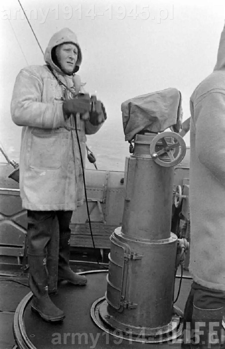 67. ORP Błyskawica, ówczesny dowódca artylerii okrętowej por. mar. Kazimierz Hess na swoim stanowisku. Przed nim namiernik kąta kursowego systemu kierowania ogniem. Zdjęcie styczeń 1940 r.