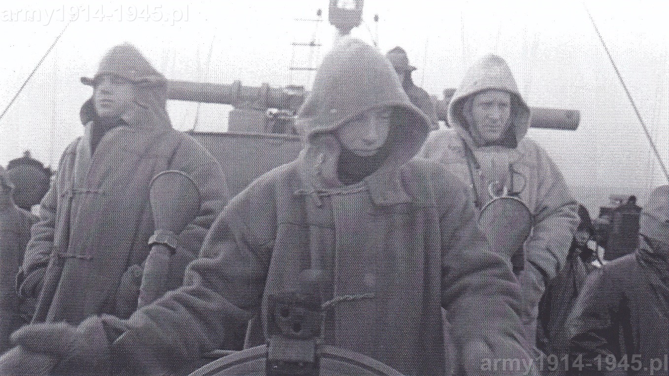 54. ORP Błyskawica, zdjęcie magazynu "Life" pokazuje, że podczas wojny na pomoście bojowym znajdowało się także koło sterowe. W tle widoczny dalmierz okrętu o imponującej rozpiętości. 4 m z pierwotnego wyposażenia okrętu. Był styczeń 1940 r.