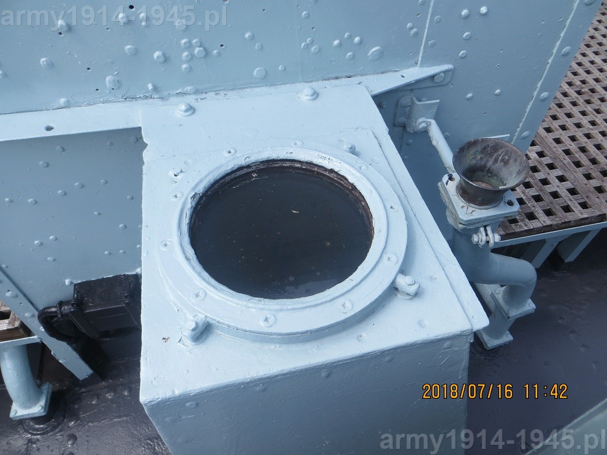 17. ORP Błyskawica, podest pomostu dowodzenia od tyłu. Miejsce gdzie pierwotnie znajdowała się kolumna z namiernikiem kąta kursowego na stanowisku dowódcy artylerii okrętowej. Dookoła był okrągły podest wyższy od gretingu w dziobowej części pomostu.