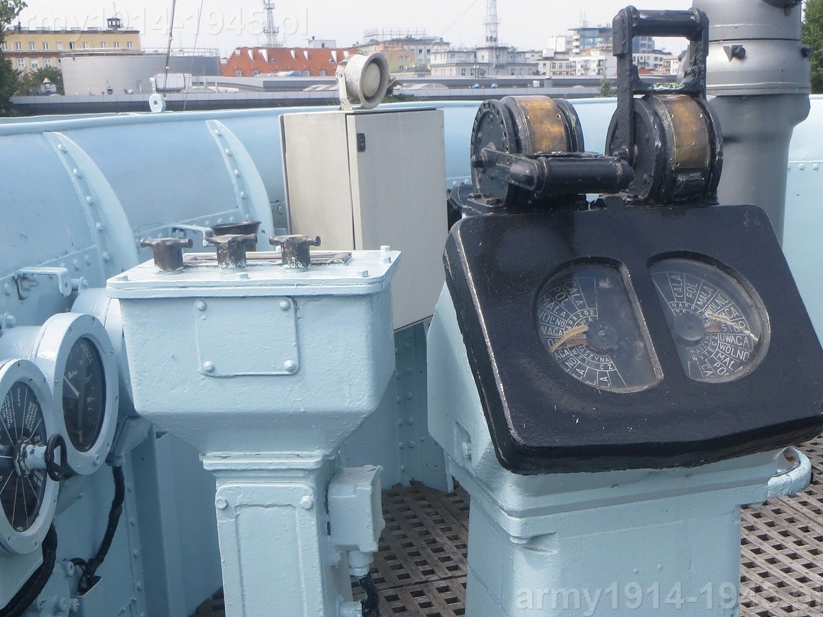 25. ORP Błyskawica. Przedwojenne telegrafy maszynowe były osobne dla każdej maszynowni i znajdował się tu jeszcze telegraf awaryjny na obie maszyny na stanowisko dowódcy maszynowni.