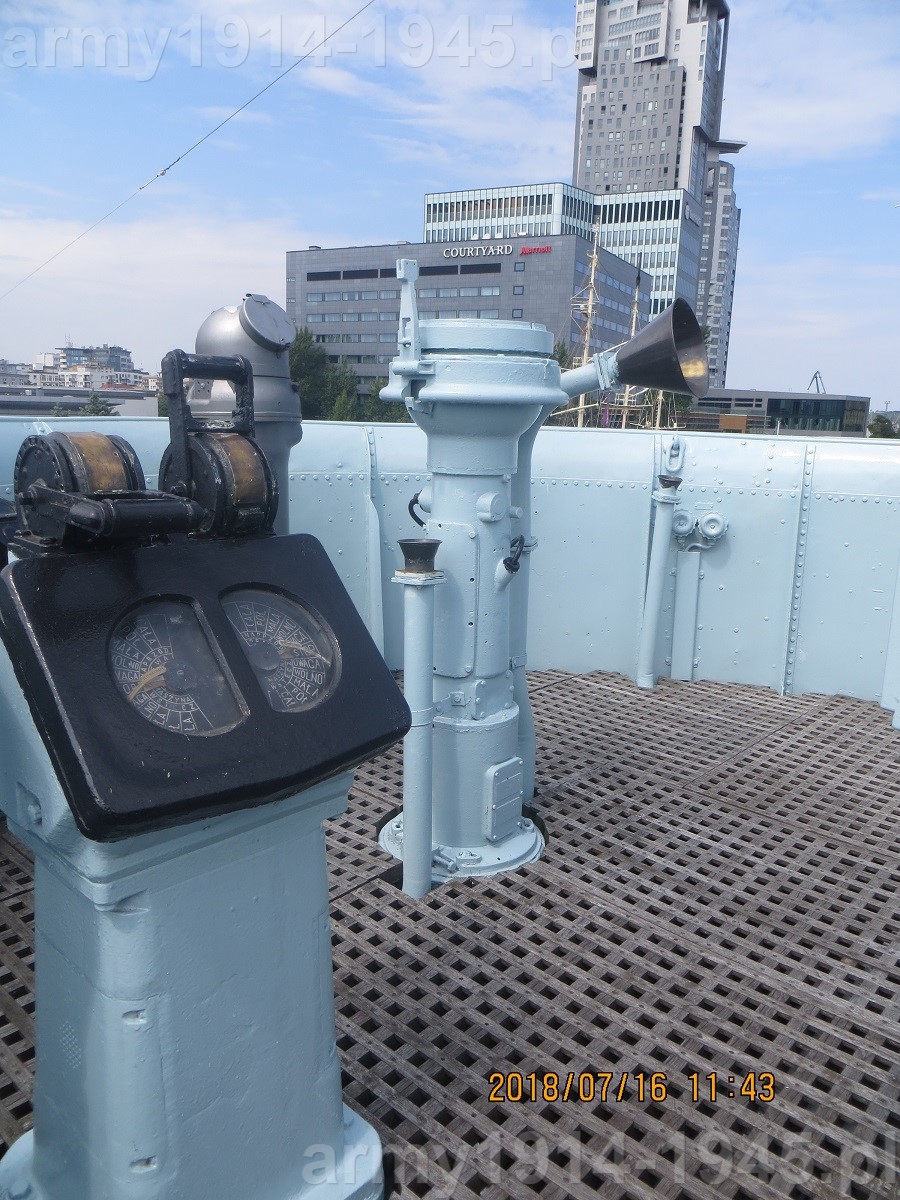 27. ORP Błyskawica. Na takim zdjęciu zrobionym przed wojną po prawej stronie zdjęcia zobaczylibyśmy ówczesną ściankę montażową z telefonem, rurami głosowymi i przyciskami sygnalizacji a w miejscu, gdzie stoi obecny naktuz kompasu (ten niebieski) zobaczylibyśmy kolumnę sterową ze sterem. 