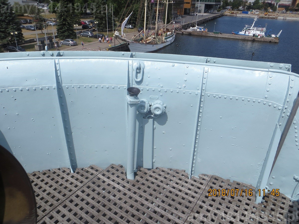 69. ORP Błyskawica, prawa strona pomostu jest opustoszała. Przed wojną znajdował się tu telegraf maszyny sterowej, będący urządzeniem awaryjnym, które miało być używane w razie awarii głównego systemu sterowania. Za pomocą telegrafu przekazywano komendy do przedziału maszyny sterowej na rufie, gdzie sterowano ręcznie. Przydało się to podczas awarii w okresie wojny.  Pod koniec wojny znajdował się tu stół do wykreślania kursów podczas ataków na OP. Wyposażony był w repetytory ASDIC, kalkulator mechaniczny i przyrządy kreślarskie. 