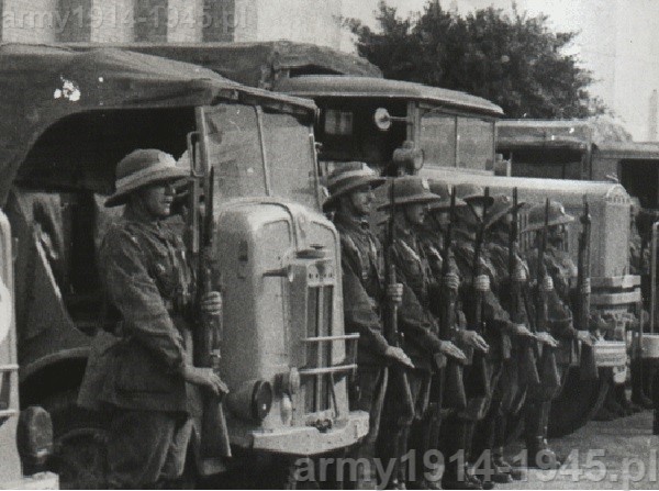 Samochody PAI, czyli Polizia Africana Italiana (Policja Afryki Włoskiej). Na pierwszym planie SPA CL 39 a dalej Lancia 3Ro