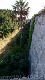 43. Widok przez blanki tej bastei z kolejnego prześwitu spomiędzy merlonów, wzdłuż muru na wieżę narożną na planie oznaczoną nr. 4.