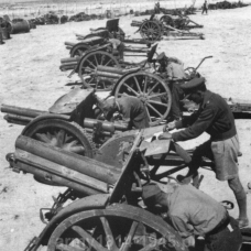 Cyrenajka 1940/1941. Po klęsce Grazianiego żołnierze alianccy gromadzą zdobycze wojenne. Na pierwszym planie haubica 100/17 mod.914 na drugim armata 75/27 mod.906, a dalej dwie haubice, trzy armaty i kolejna haubica. Jak widać tylko armaty miały ogumione koła, zaś haubice musiały być holowane na amortyzowanych wózkach. 