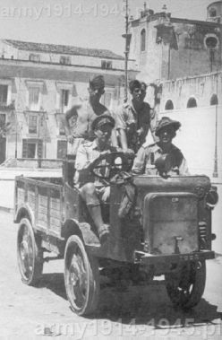 12 lipca 1943 r. po sukcesie lądowania na Sycylii, Brytyjczycy paradują na głównym placu miasta Avola na autocarette mod. 36 Mt. 
