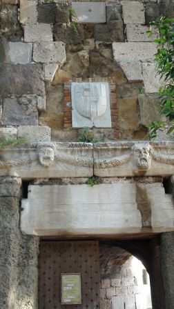 4. Tarcza herbowa wielkiego mistrza Emery d'Amboise (był wielkim mistrzem w latach 1503-1512)