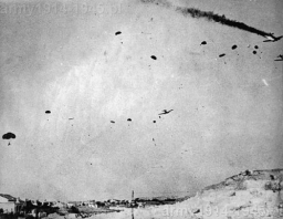 Niemiecki desant nad lotniskiem Maleme. Kolejny Ju-52 idzie do ziemi