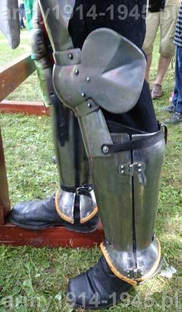 Tylko łydka rycerza miała płytową osłonę pancerną z dwóch stron i w tej rekonstrukcji brakuje też stalowego trzewika.     