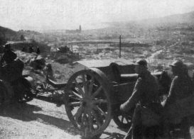 Włoskie wojska ochotnicze podczas ofensywy na równinie Hoja de Malaga w lutym 1937 r. Haubice holuje ciągnik gąsienicowy Fiat 708 CM.