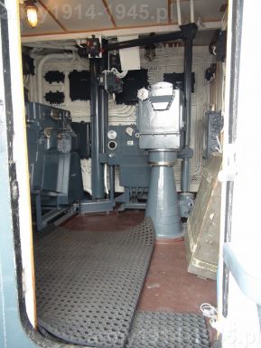 ORP Błyskawica, wejście do centrali artyleryjskiej. Znajduje się ono z tyłu po prawej stronie nadbudówki.