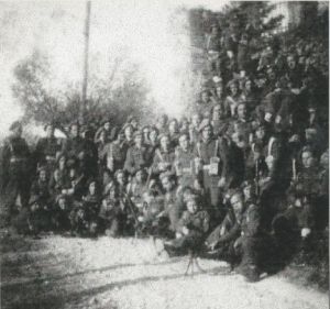 Żołnierze 2. Kompanii „Commando” na froncie adriatyckim. Fotografia wykonana w sierpniu lub we wrześniu 1944 r. Zwraca uwagę ujednolicenie noszenia w polsko – włoskiej kompanii beretów General Service Cap. (zbiory Marek Kępa )