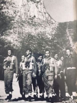 Z. Piątkiewicz z drużyną włoskich żołnierzy w letnich kombinezonach broni pancernej Cotton Tank Overalls, wskazujących na wykonanie fotografii w okresie wspólnej służby 111. KOM z Pułkiem Ułanów Karpackich. Jako nakrycie głów Włosi używają „mycki” z szalika żołnierskiego na wzór komandosowski. (ze zbioru Jurka Piątkiewicza)