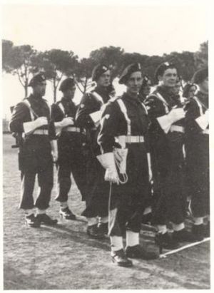 Zwraca uwagę noszenie zielonego beretu komandosów przez ppor. Zbigniewa Piątkiewicza pomimo wcześniejszego zakończenia służby w 2. Kompanii „Commando”. Pozostali żołnierze noszą regulaminowe czarne berety pomorskiego batalionu piechoty. (fot. zbiory Jurek Piątkiewicz )