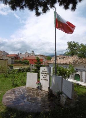 Tablica pamiątkowa w Roccasicura poświęcona pamięci żołnierzy 111. Kompanii Ochrony Mostów. (fot. K. Piotrowski, 28.7.19 r.)