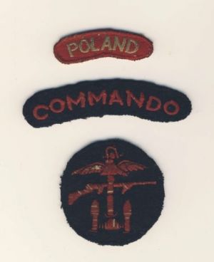 Oznaki COMMANDO i Operacji Sił Połączonych wykonane w 1944 r. we Włoszech haftem ręcznym, które nanoszono na mundury polskich komandosów. ( zbiory K. Piotrowski )