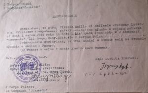 Niezwykle interesujący dokument przedstawiający formę używanej nieformalnie nazwy kompanii polsko – włoskiej. Dokument został podpisany przez byłego dowódcę 111. KOM, pełniącego następnie służbę w 65. Pomorskim Batalionie Piechoty na stanowisku dowódcy kompanii wsparcia. (ze zbioru Raffaele Pizzola)