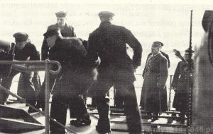 Działoczyny przy zdwojonym dziale 120 mm L/50 wz.36 na ORP Gryf. Obserwuje je inspektor gen. broni Kazimierz Sosnkowski. Widoczne działa już po modernizacji relingów, które zostały poważnie zredukowane. Nadal jednak marynarze ładujący działo muszą wchodzić na platformę obracającą się wraz ze zdwojonym stanowiskiem. 