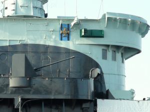 5. ORP Błyskawica, na obudowie GSD widoczne prawo burtowe światło pozycyjne i upamiętnienie nadania okrętowi Orderu Wojenny Virtuti Militari 