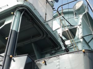95. ORP Błyskawica, trap po prawej stronie tylnego pomostu do wejścia na nadbudówkę widziany z pokładu.  