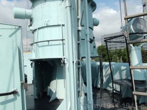 80. ORP Błyskawica, po lewej stronie stanowisku hydroakustyka, na środki dalocelownika a po prawej reflektor sygnalizacyjny.