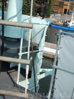 82. ORP Błyskawica, widok na podstawę reflektora i wejście na trap po prawej burcie z tyłu nadbudówki.
