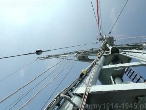 97. ORP Błyskawica, a tak wyglądają szczegóły masztu gdy stoi się z tyłu pomostu nadbudówki i patrzy prawie pionowo w górę. 