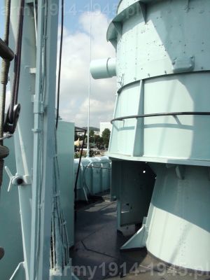 79. ORP Błyskawica, prześwit między stanowiskiem hydroakustyka a dalocelownika, widoczny od tyłu w przód na lewą burtę.