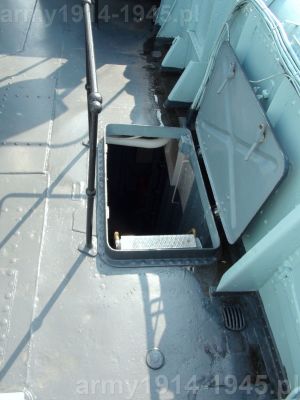 107. ORP Błyskawica, wracamy więc do wnętrza nadbudówki - właz zejściówki otwarty.