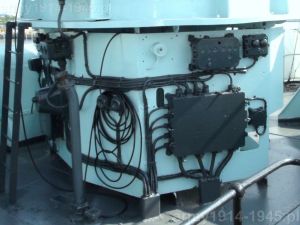 105. ORP Błyskawica, ostatni "rzut oka" przed zejściem do wnętrza nadbudówki. Jak widać ścianka montażowa osłania fundament dalocelownika częściowo także i od lewej burty. 