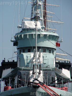 112. ORP Błyskawica, widok z przodu po osi symetrii okrętu. Tu widać wyraźnie, że dalocelownik znajduje się bliżej prawej burty. 