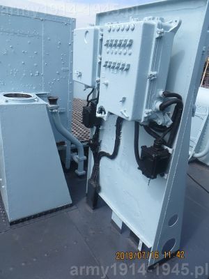 10 ORP Błyskawica, wchodząc na pomost w kierunku dziobu okrętu po prawej stronie na środku okrętu napotyka się ściankę montażową z zamocowaną centralką łączności. 