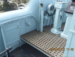 20. ORP Błyskawica, w lewym dolnym rogu zdjęcia drzwiczki dostępu do lewej (czerwonej) lampy światła pozycyjnego. Widać też koniec poręczy osłaniającej właz wejściowy. 