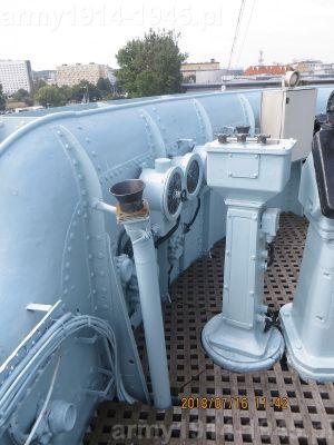 21. ORP Błyskawica, lewe wejście na pomost dowodzenia. 