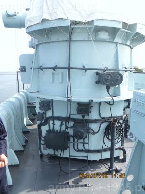 73. ORP Błyskawica, stanowisko dalocelownika od przodu nieco od prawej burty. Widać jak blisko prawej strony nadbudówki stoi dalocelownik. 