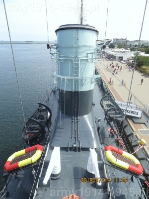 85. ORP Błyskawica, widok na komin okrętu. U jego podstawy działka salutacyjne w pokrowcach, co wiąże się z obecnymi funkcjami reprezentacyjnymi okrętu. 