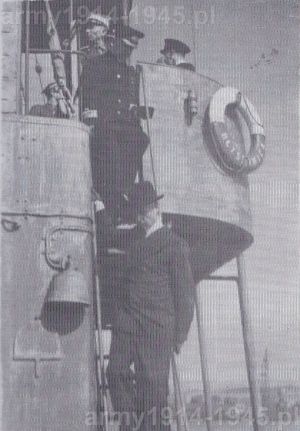 94. ORP Błyskawica, dnia 24 września 1940 r. na trapie prezydent RP Władysław Raczkiewicz i szef KMW kadm. Jerzy Świrski. Schodzą z prawego skrzydła nawigacyjnego nadbudówki. 