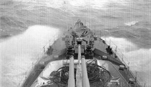 47. ORP Błyskawica, widok dziobu okrętu na atlantyckiej fali, przed przezbrojeniem. 