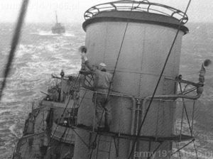 90. ORP Błyskawica, komin Błyskawicy w konwoju na atlantyckiej fali. 