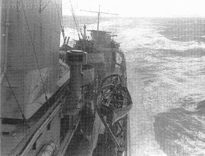 102. ORP Błyskawica, okręt na patrolu. Widok na lewo burtową łódź. Charakterystyczna "fajka" chwytu powietrza została później zlikwidowana. Pod nią otwarte wloty powietrza. 