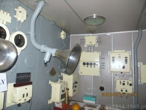 1. widok kabiny nawigacyjnej od wejścia do niej, na przód w kierunku ściany prawej burty.