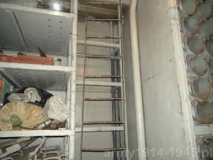 14. ORP Błyskawica. Komora amunicyjna. Górna część tylnej ściany z widoczną drabinką wejściową. 
