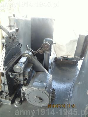 18. ORP Błyskawica. Silnik elektryczny napędzający podnośnik a w głębi mechanizm awaryjny napędzany ręczną korbą (zdjęta). 