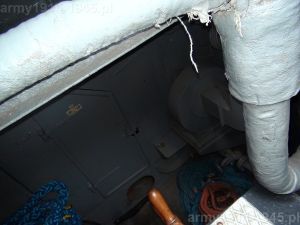 8. ORP Błyskawica, widok z włazu w kierunku lewej burty. 